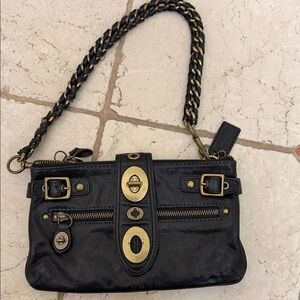 Vintage leather coach bag. Hard to find! Int’s in excellent condition!